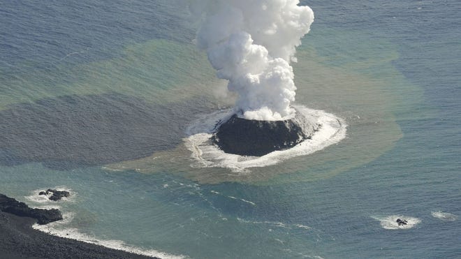 Gunung api dasar laut meletus di Jepang