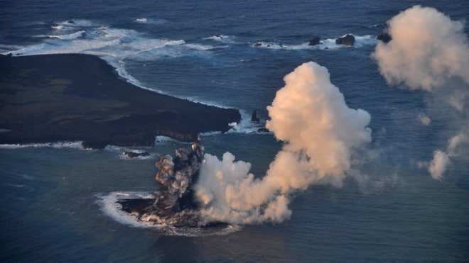Gunung api dasar laut meletus di Jepang