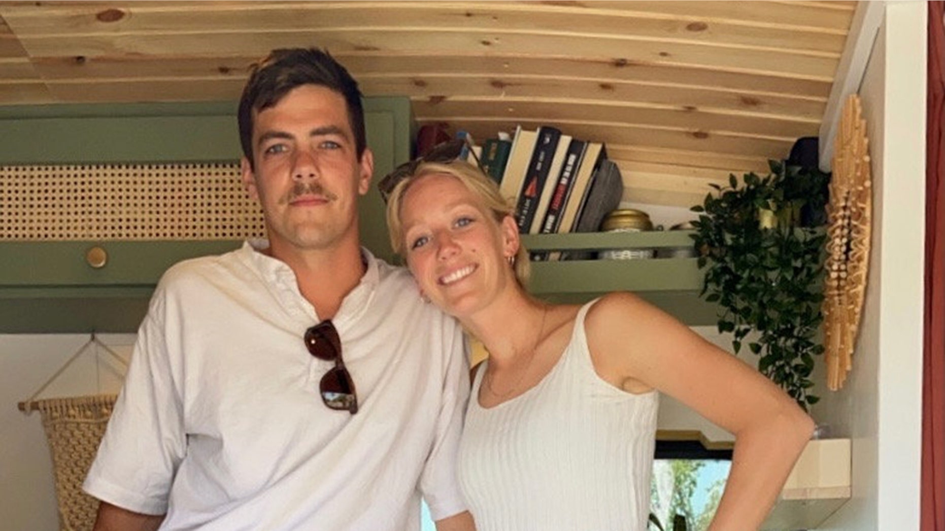 resepsi-batal-karena-covid-19-pengantin-baru-langsung-keliling-dunia