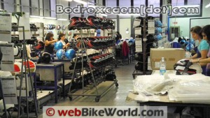 PROSES PEMBUATAN HELM TERBAIK DI DUNIA