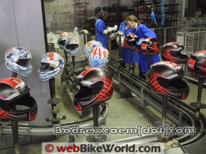 PROSES PEMBUATAN HELM TERBAIK DI DUNIA