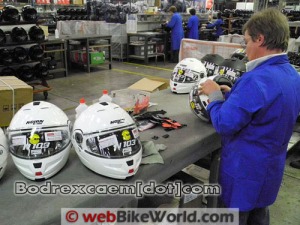  PROSES PEMBUATAN HELM TERBAIK DI DUNIA