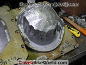 PROSES PEMBUATAN HELM TERBAIK DI DUNIA