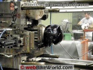 PROSES PEMBUATAN HELM TERBAIK DI DUNIA