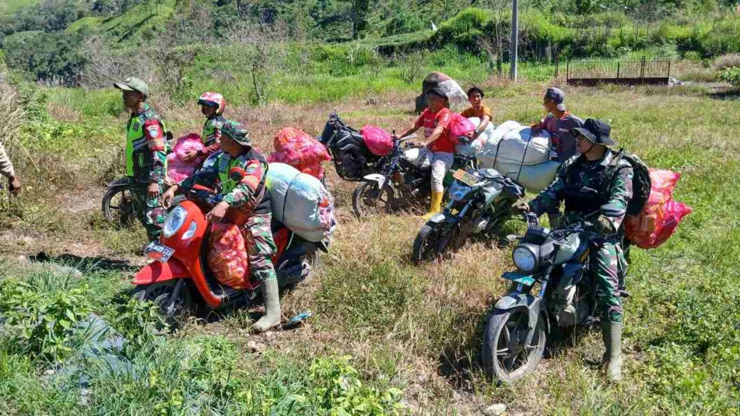 Prajurit TNI Antar Bantuan di Daerah Terisolir Aceh Tengah