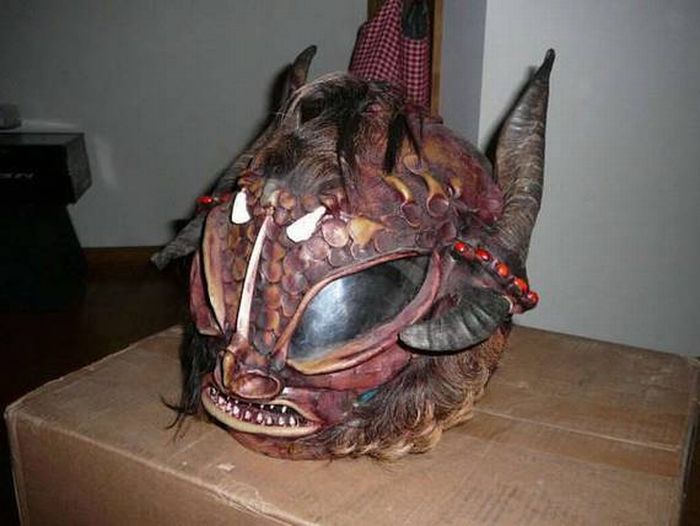 Desain Helm ini seram banget gan :D