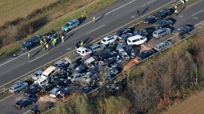 [Foto] Tabrakan Beruntun 52 Kendaraan di Jerman