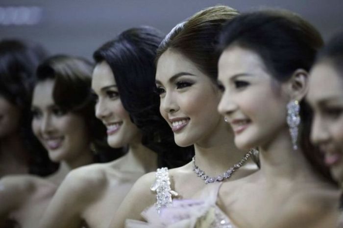 Miss Ladyboy 2012 (silahkan yang ingin liat kecantikannya)