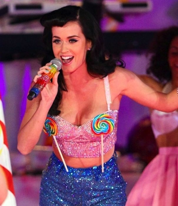 Katy Perry dengan hiasan aneh di dadanya