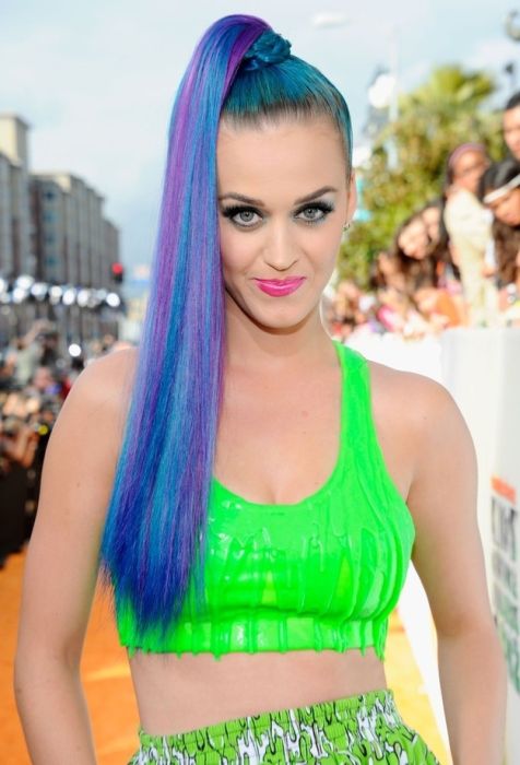 Katy Perry dengan hiasan aneh di dadanya