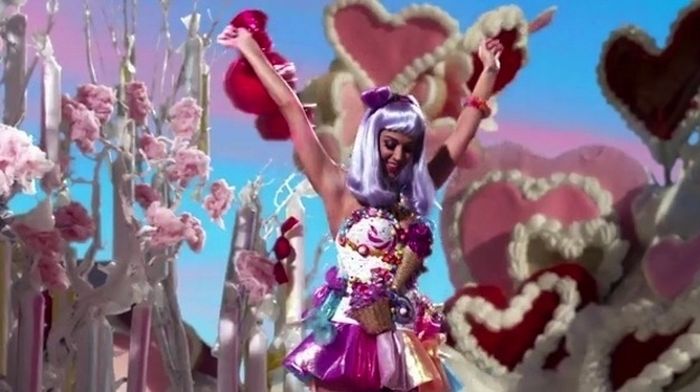 Katy Perry dengan hiasan aneh di dadanya