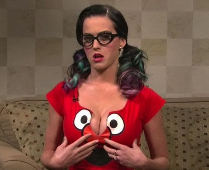 Katy Perry dengan hiasan aneh di dadanya