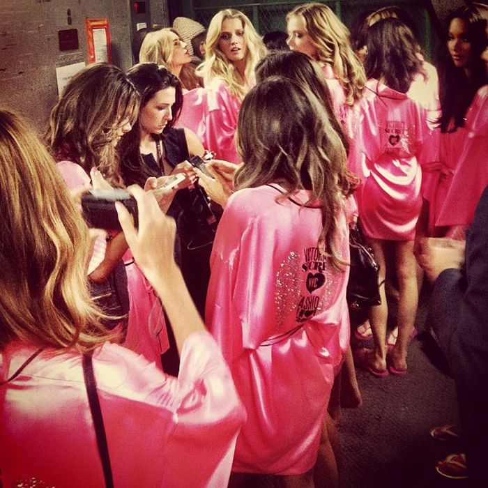 Di Balik Layar Victoria’s Secret Fashion Show 2012