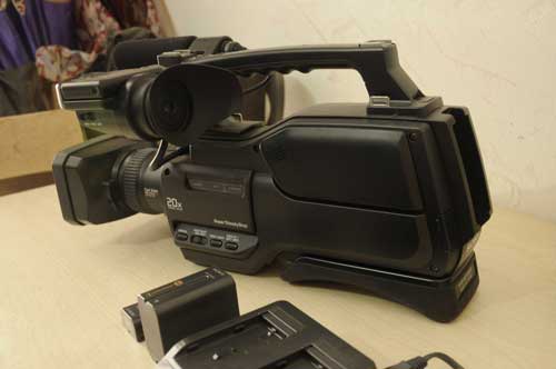 Sony hvr-hd1000p second bekas + uv filter + battery np-f970 + dual charger ac-vq1050
