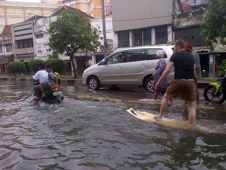 Tak Selamanya Banjir Itu Kelabu