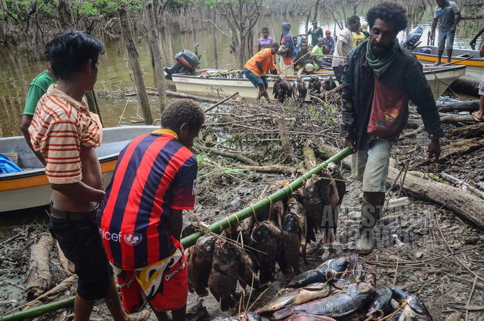 &#91;Melihat Papua dari Luar Perbatasan&#93; Asiki 27 September 2014: Pasar di Garis Batas