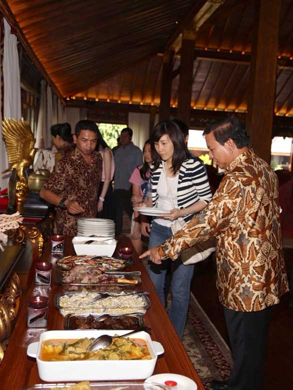 Ciee Jasmev bangga = Makan Opor Ayam, KPK: Jokowi Tak Pakai Sendok