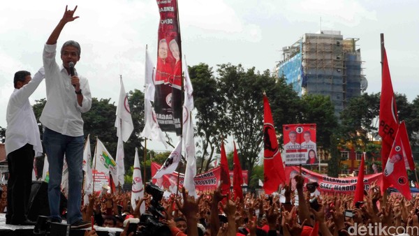 Dari Mana Massa Dapat Bendera PKI? Ganjar: Dugaan Saya, Sablon Sendiri