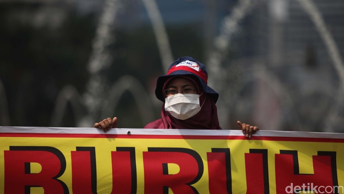  Buruh Minta Upah Minimum Naik 8% Tahun Depan