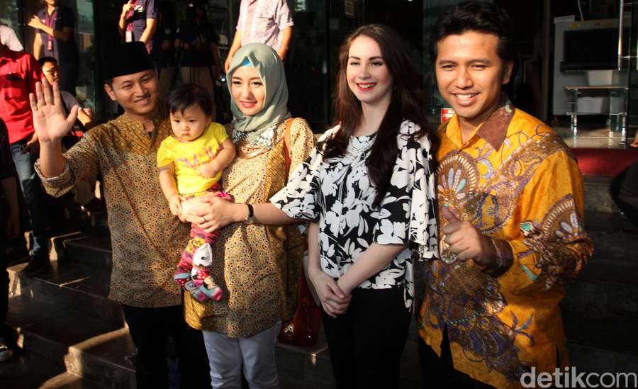 Deretan Seleb Hot Mom Rasa ABG