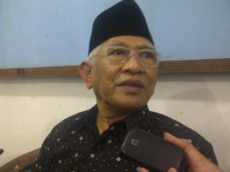 Gus Mus: Kalau Jadi Salat Jumat di Jalan Raya, ini Bid'ah Besar