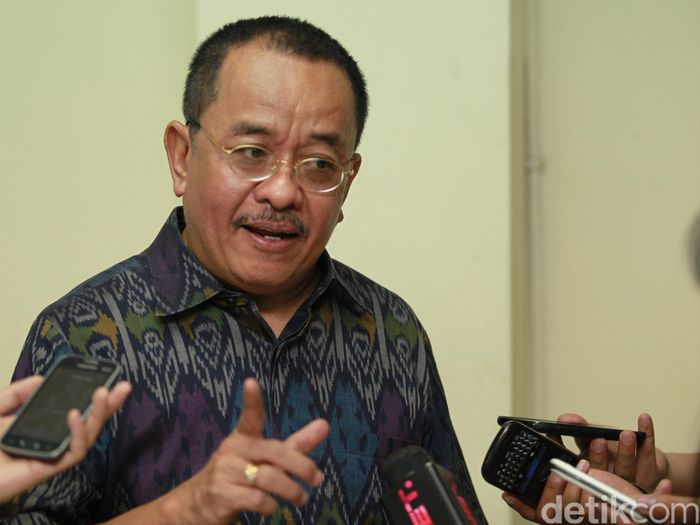 Jokowi Dikritik Bebankan BUMN Bikin BBM Satu Harga dan Listrik Desa