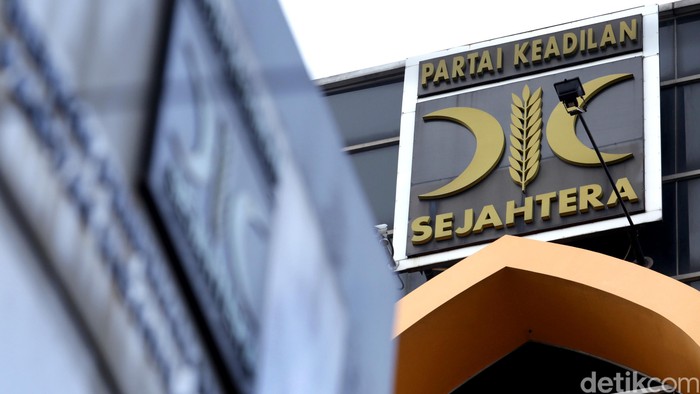 Ironi PKS Sindir Jokowi, Tapi Kaukus Mudanya Dukung Gibran