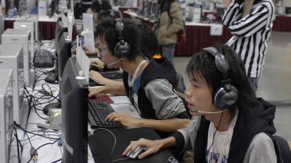 Kesal, Gamer ini Benturkan Kepala ke Monitor dan Tersangkut