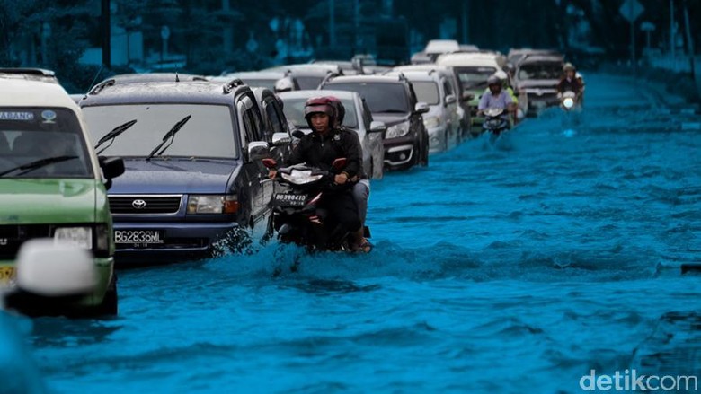 banjir-50-cm-genangi-tb-simatupang-kendaraan-tak-bisa-melintas
