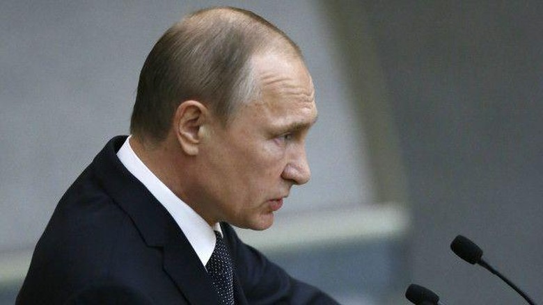 Putin Bercanda Akan Tawarkan Suaka ke Bos FBI yang Dipecat Trump