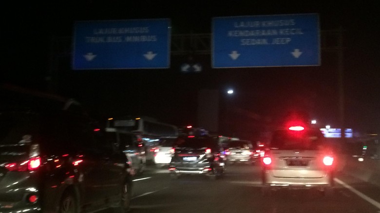 Penumpukan di Rest Area, Tol Jakarta-Cikampek Padat di KM 42 hingga KM 50