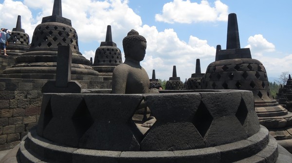 Waduh, Candi Borobudur Ditempeli Ribuan Permen Karet!