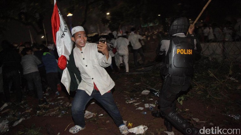 Antara Polisi dan Pendemo dalam Aksi Damai 4 November