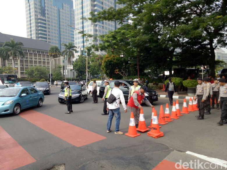 Massa Mulai Padati Bundaran Patung Kuda, Polisi Tutup Jalur ke Istana