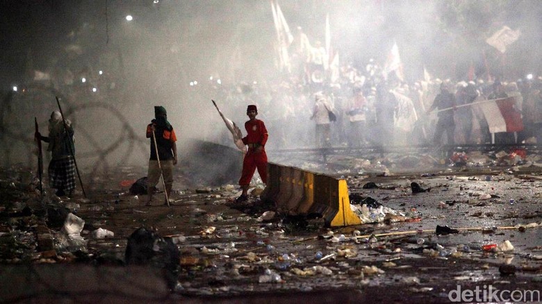 Antara Polisi dan Pendemo dalam Aksi Damai 4 November
