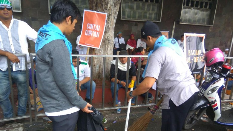 sampah-berserakan-di-masjid-istiqlal-massa-kerja-bakti-bersih-bersih