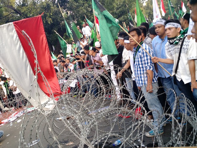 Massa Berbendera HMI Tarik Kawat Duri dan Lempari Aparat