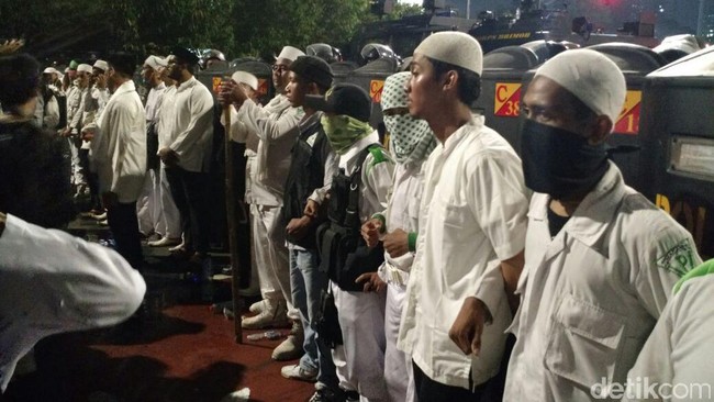 Massa FPI Bentengi Polisi dari Massa HMI di Depan Istana