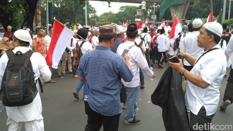 Tertibnya Demo 4 November, Jalur yang Dilewati Demonstran Bersih dari Sampah