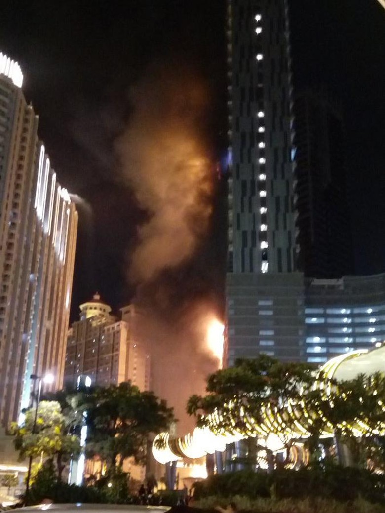 Video detik - detik Gedung NEO SOHO kebakaran