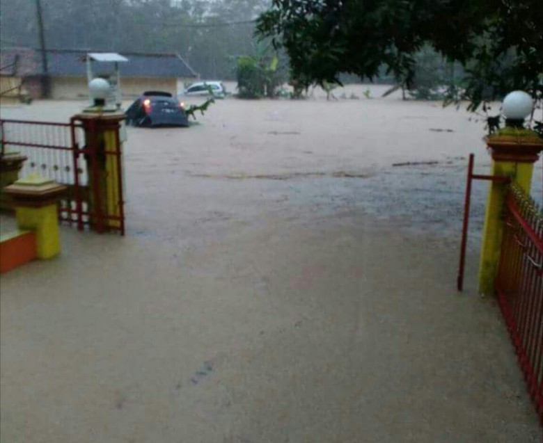 Longsor Dan Banjir Kepung Beberapa Wilayah di Sukabumi 8 Mobil Hanyut