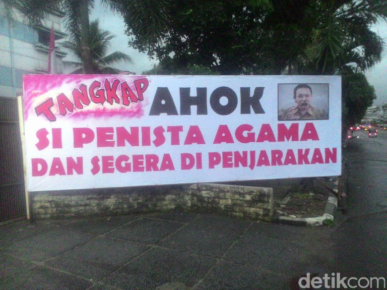 Satpol PP Upayakan Baliho Desak Ahok Dihukum di Tanah Abang Dicopot