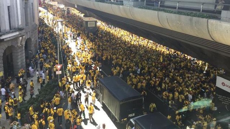 ribuan-demonstran--kaos-kuning--banjiri-kuala-lumpur-serukan-pm-najib-mundur