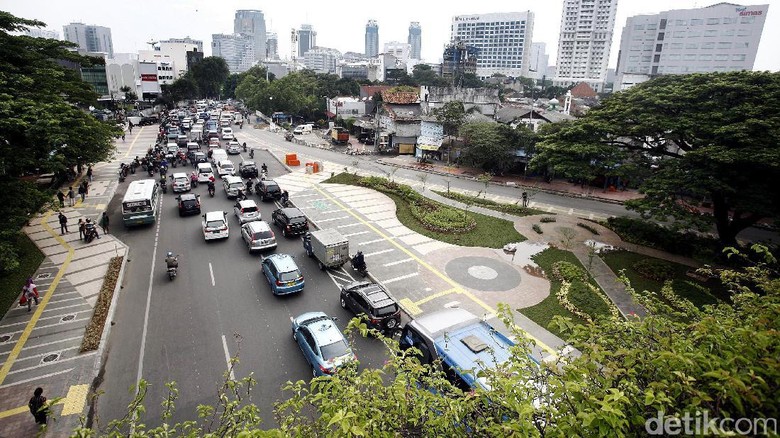 Bersih dan Asrinya Trotoar Jalan Jati Baru