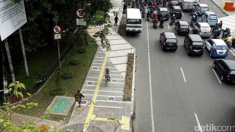 Bersih dan Asrinya Trotoar Jalan Jati Baru