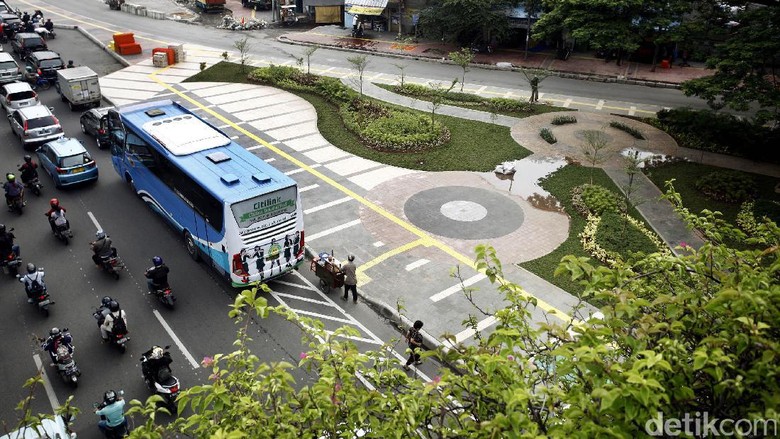 Bersih dan Asrinya Trotoar Jalan Jati Baru