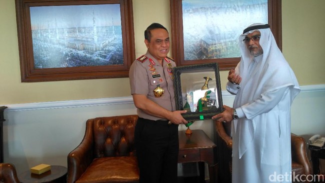 dubes-arab-saudi-boleh-salat-di-mana-saja-tapi-tidak-dianjurkan-di-jalan