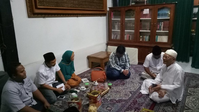 Ditemani Ibu, Pandu Wijaya Temui Gus Mus dan Minta Maaf Telah Menghina