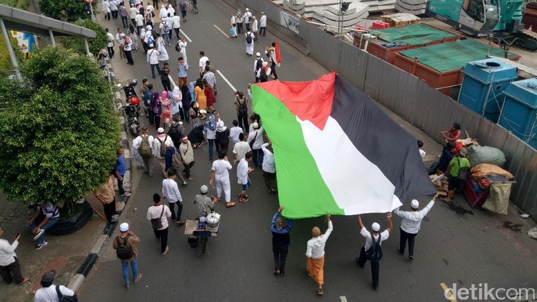 Bendera Palestina Berukuran Besar Dibentangkan Menuju Thamrin