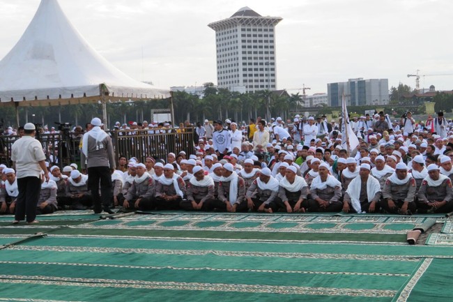 Aksi 2 Desember,Polisi Bersorban Bentuk 2 Saf Terdepan Di Monas